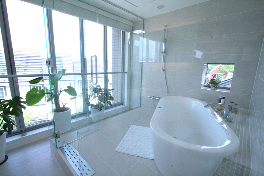 安心のバスルームはドアもオーダーメイド!