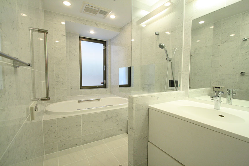 マンション 大理石のバスルーム フレームレスガラスドア施工事例