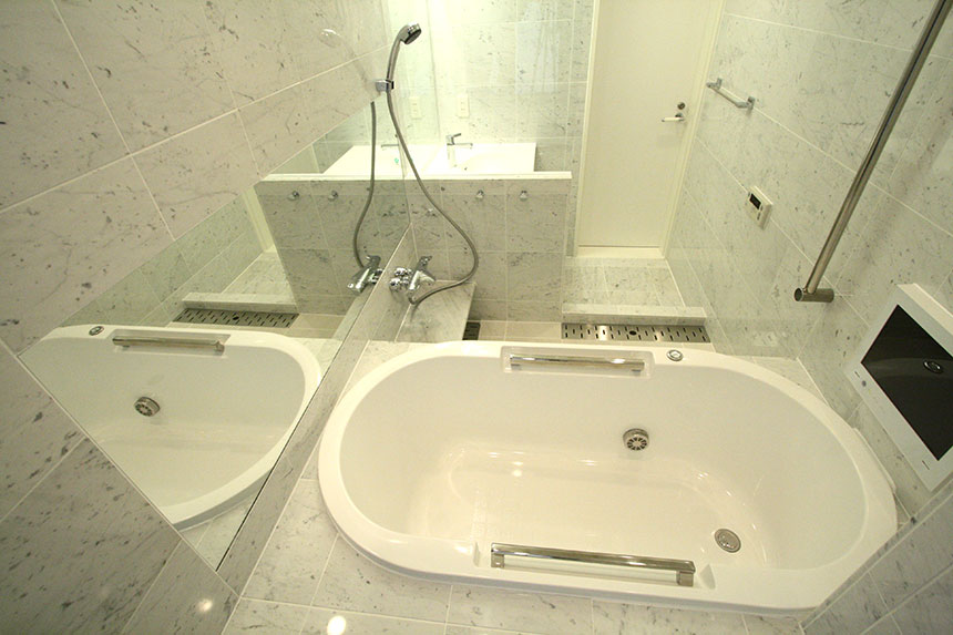 マンション 大理石のバスルーム フレームレスガラスドア施工事例