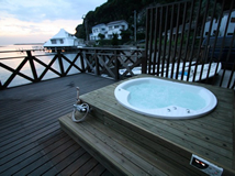 海に沈む夕日を見ながらジャグジーバス