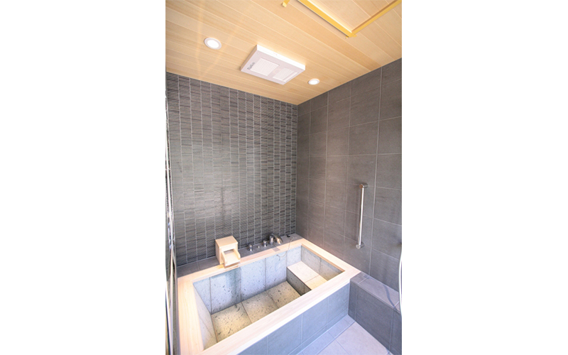 浴槽内部は、天然十和田石です。