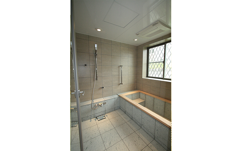 浴槽の内部は、天然十和田石を使用しています。