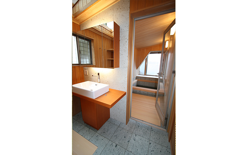 浴槽の内部は、天然十和田石を使用しています