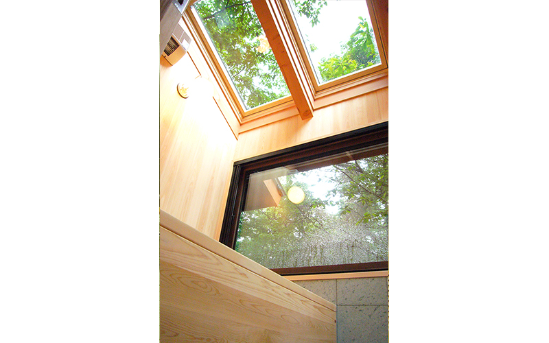 浴槽は、天然のヒバ材で作成しました。